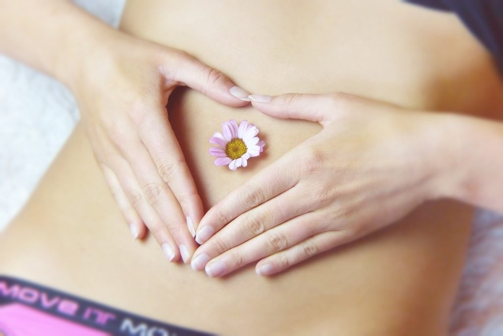 une fleur sur un ventre pour prendre soin de son microbiote intestinal