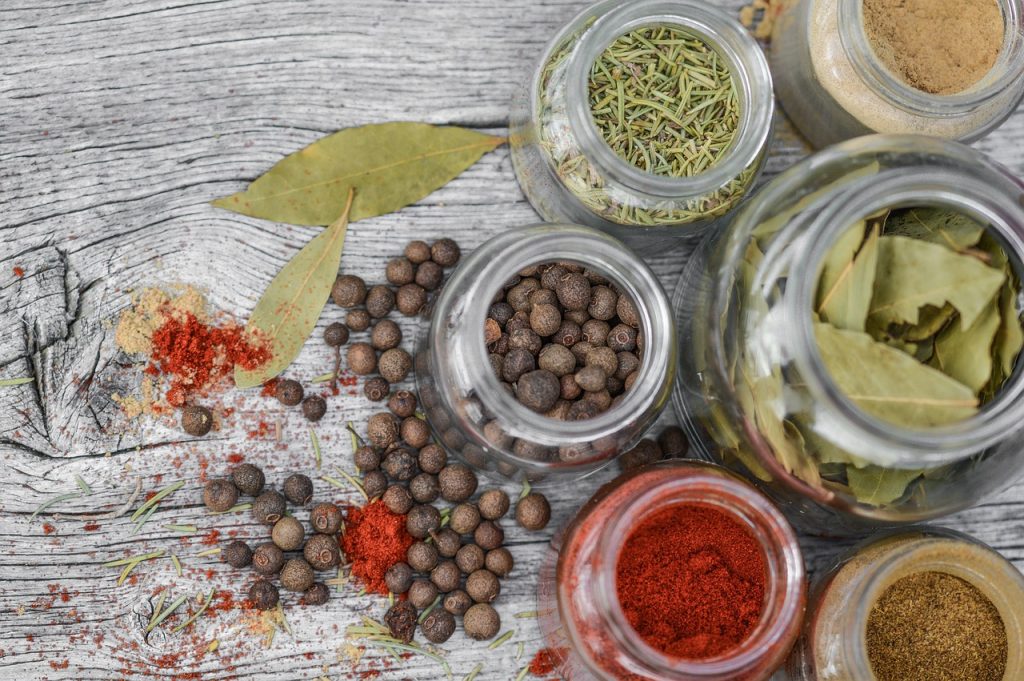 Épices et aromatiques utilisées pour faciliter la transition alimentaire sans frustration