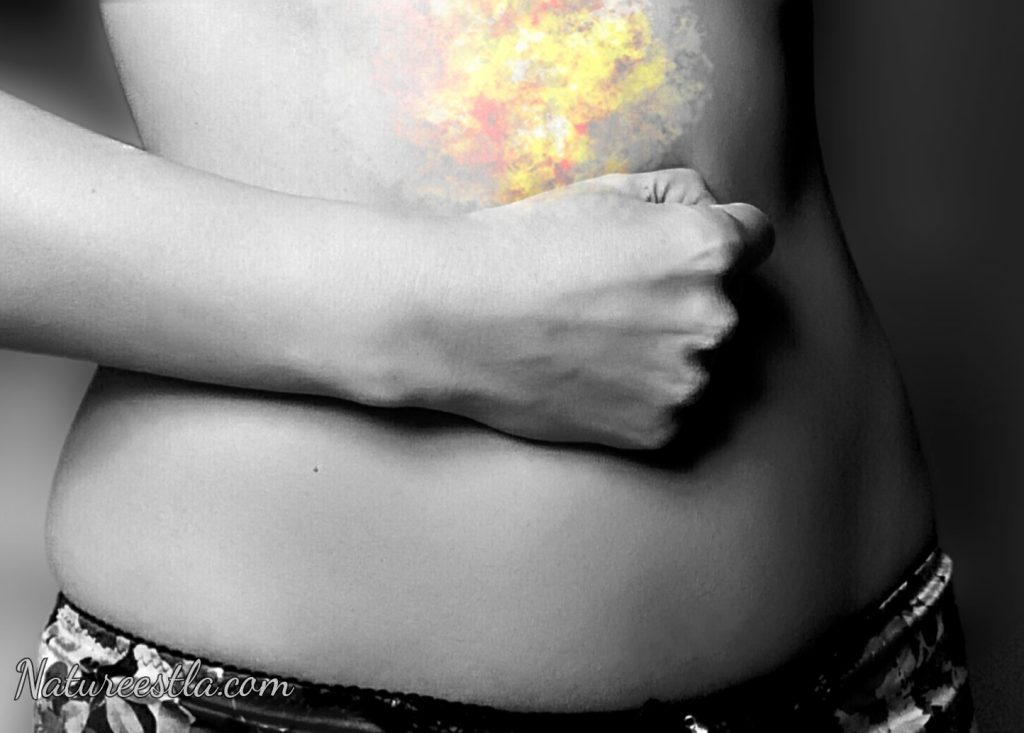 Ventre serré avec inflammation visuelle, digestion difficile due à de mauvaises combinaisons alimentaires